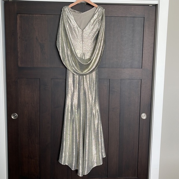 Betsy & Adam Long Metallic Drape Back Sheath Gown in Light Gold Size 8 - Picture 4 of 7